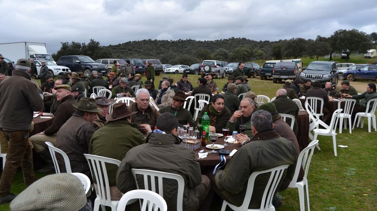 Monteros en la comida tras finalizar la jornada de caza