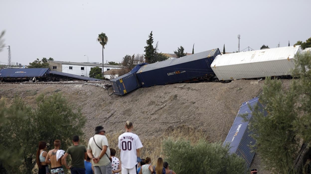 Imagen del tren de mercancías, descarrilado a la altura de Montoro