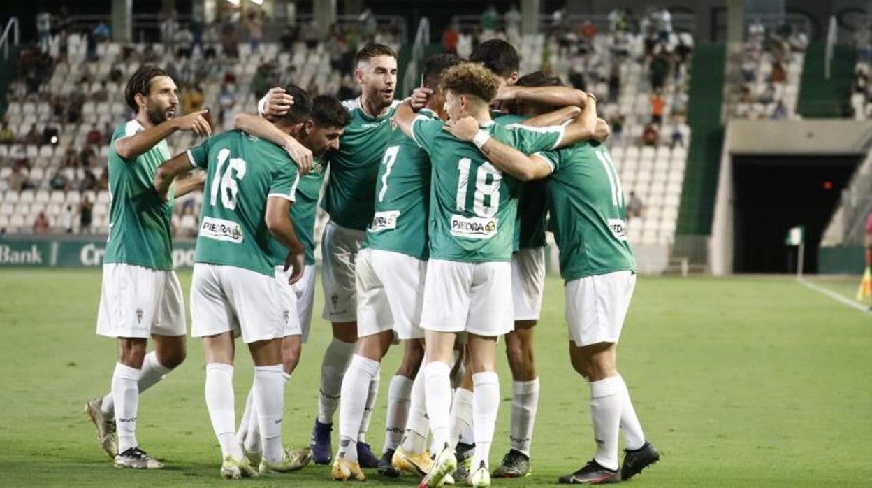 La primera plantilla del Córdoba celebra un gol esta pretemporada