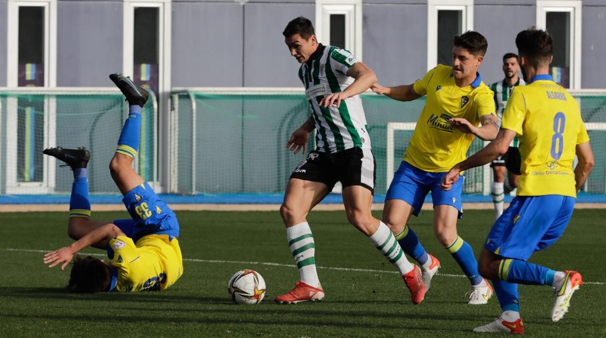 El cordobesista Adri Fuentes deja a la defensa del Cádiz B piernas arriba antes del 0-2