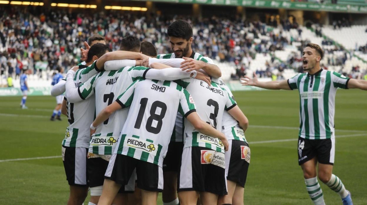 El Córdoba CF celebra la victoria, este domingo, ante el Xerez DFC en El Arcángel