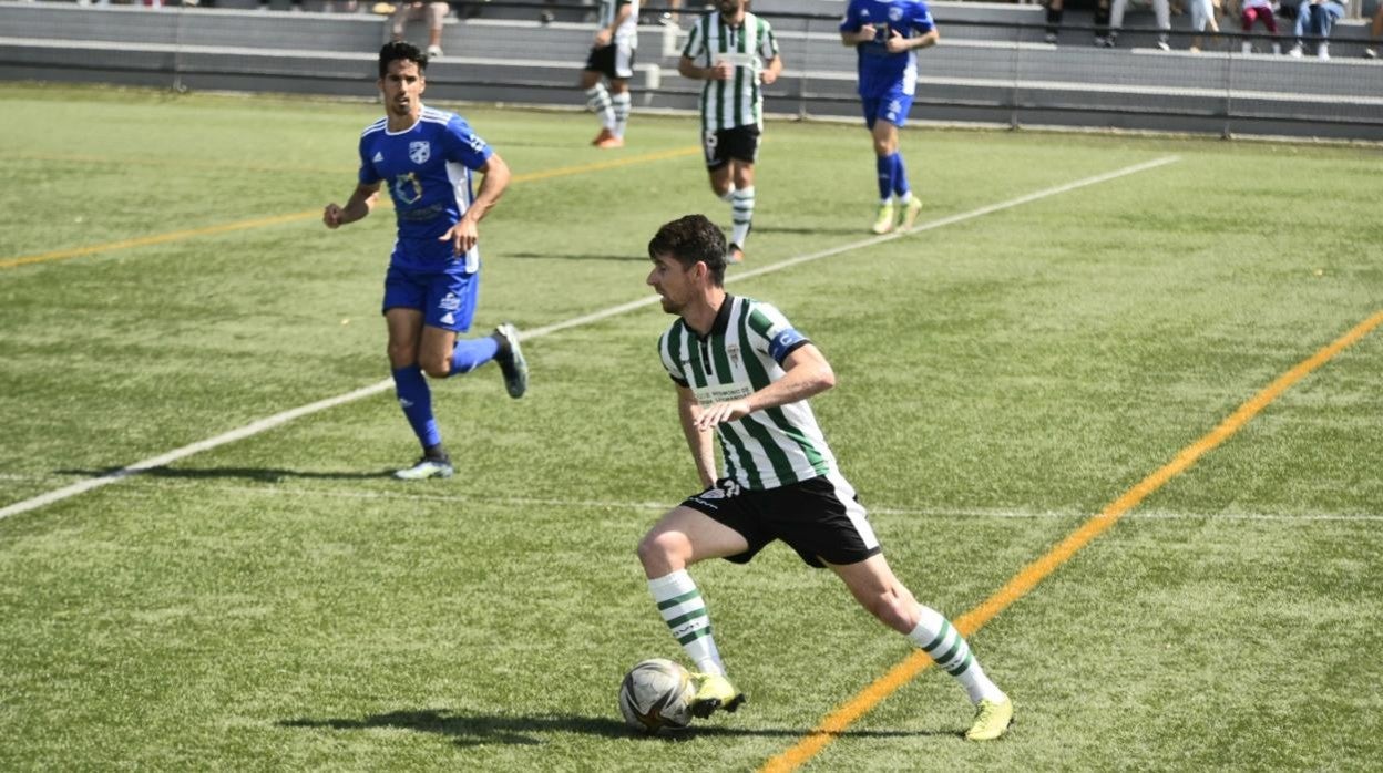 Javi Flores conduce el esférico en una acción del Córdoba CF ante el UD San Fernando