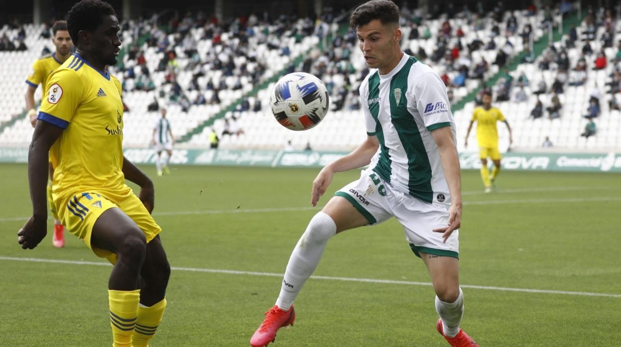 El extremo del Córdoba CF Luismi, en el partido ante el Cádiz B que cerró la temporada 2020-21