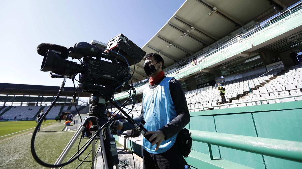 Un operador de cámara durante un partido del Córdoba CF en El Arcángel