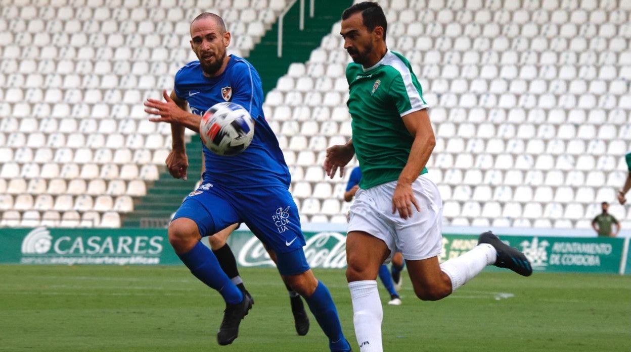 De las Cuevas conduce el balón para el Córdoba CF, en el partido de lpretemporada ante el Linares