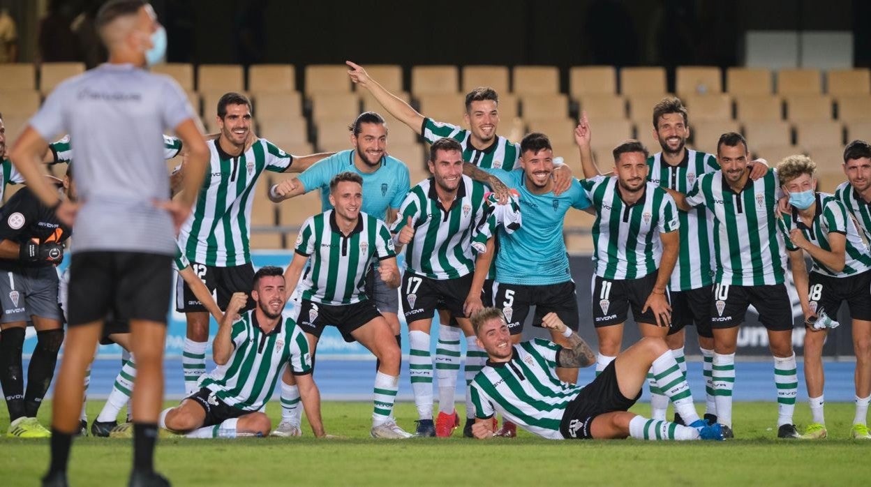 Los jugadores del Córdoba CF celebran la victoria en Jerez al final del partido