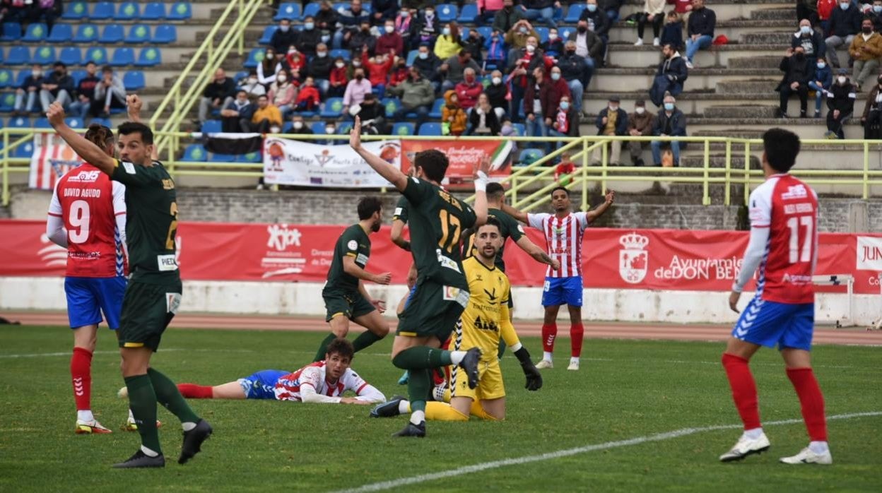 José Ruiz, José Cruz, Bernal y Fuentes celebran el empate a uno en la primera mitad