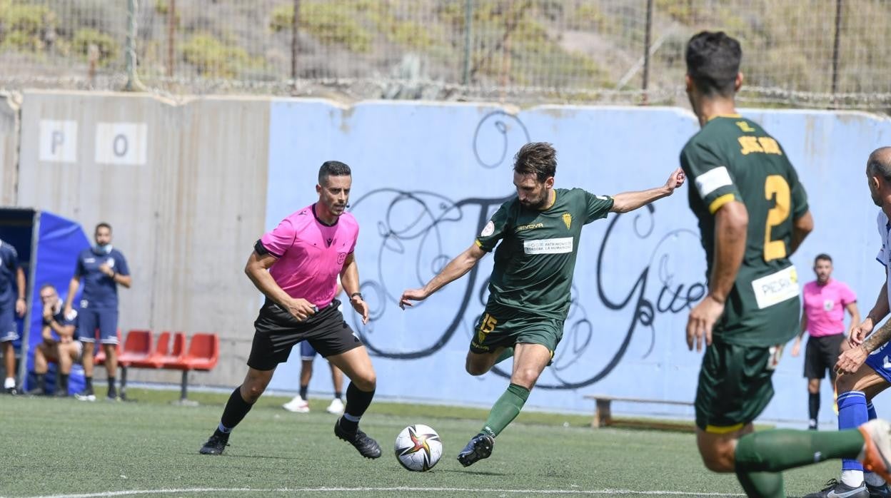 Álex Bernal dispara a portería ante el Tamaraceite en la primera mitad