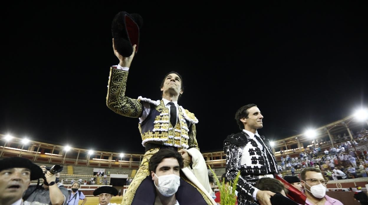 Pablo Aguado saluda junto a Juan Ortega en su salida a hombros esta noche en Lucena