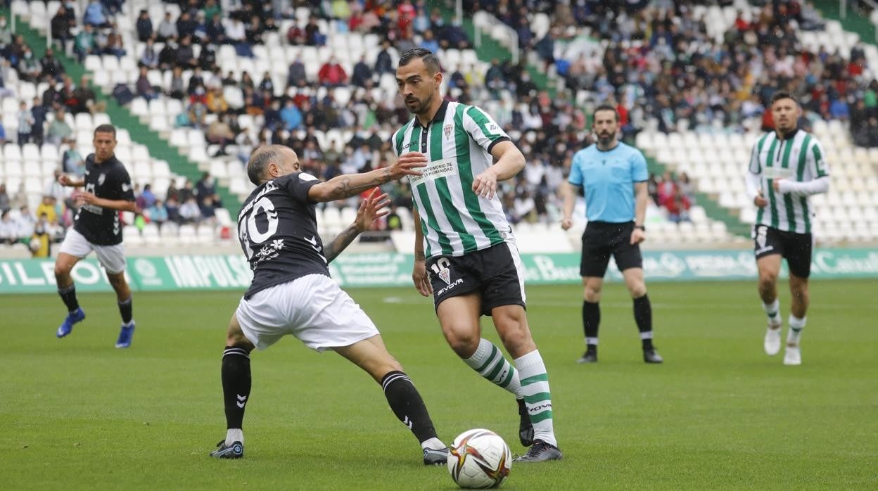 De las Cuevas supera a David González en una pugna del partido del Córdoba CF ante el Tamaraceite