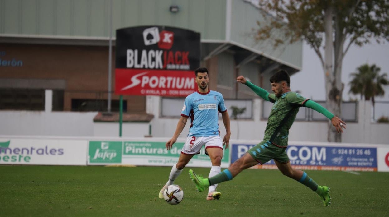 José Ruiz realiza un pase en Villanueva de la Serena