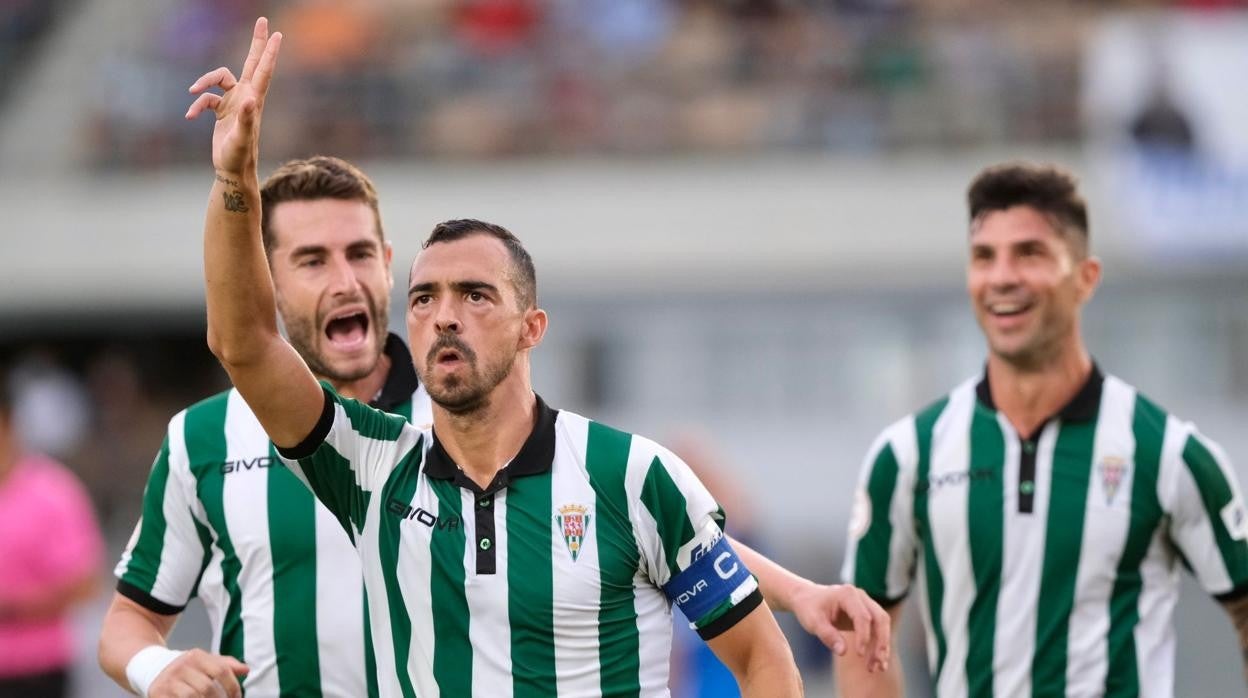 De las Cuevas celebra el 1-3 ante el Xerez Deportivo FC en Chapín junto a José Cruz y Willy