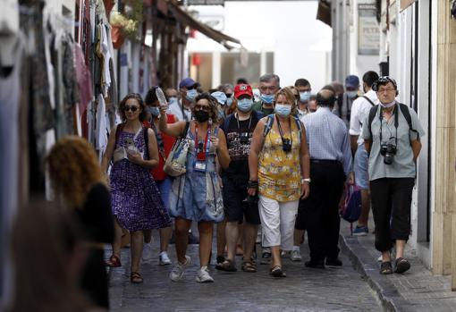 Un grupo de turistas en la calle Deanes, a principios de septiembre en Córdoba