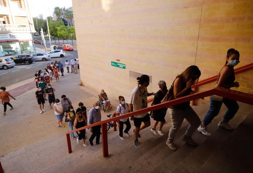 Colas para recibir la vacuna en el pabellón Vistalegre