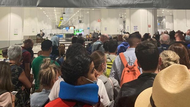 Gritos y abucheos en los controles Covid del aeropuerto de Málaga por aglomeraciones a la llegada de varios vuelos