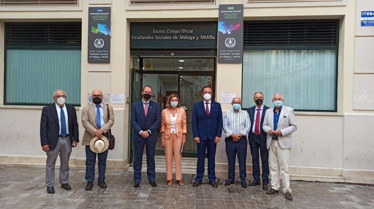 Blanco posa en el centro de la imagen antes de su intervención en la sede del Colegio de Graduados Sociales de Málaga