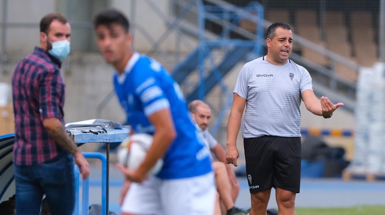 El entrenador del Córdoba CF, Germán Crespo, da instrucción a su equipo el domingo ante el Xerez