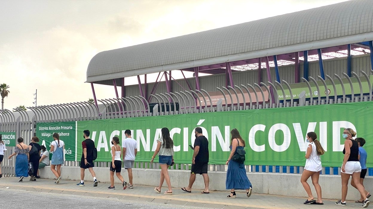 Colas para la vacunación en el Palacio de Ferias y Congresos de Málaga