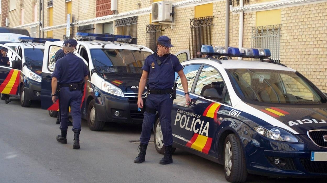 Agentes del Cuerpo Nacional de Policía Nacional en Cabra