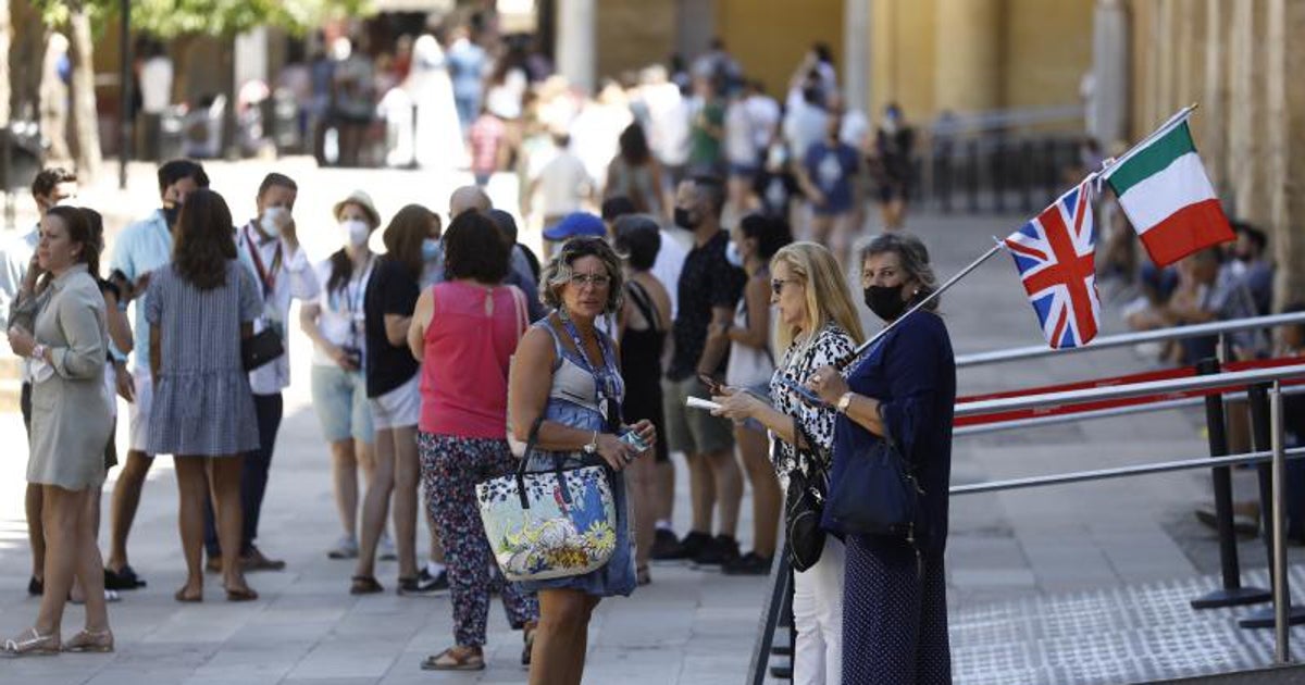 Tursitas en la mezquita de Córdoba