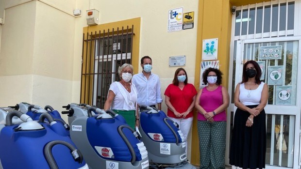 Málaga 'presume' de invertir 1,2 millones en desinfectar colegios contra el Covid frente a las quejas de Espadas