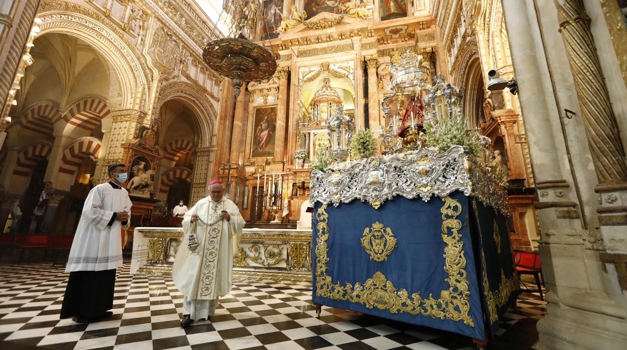 El obispo de Córdoba se dispone a inciensar el paso de Nuestra Señora de la Fuensanta en la Catedral