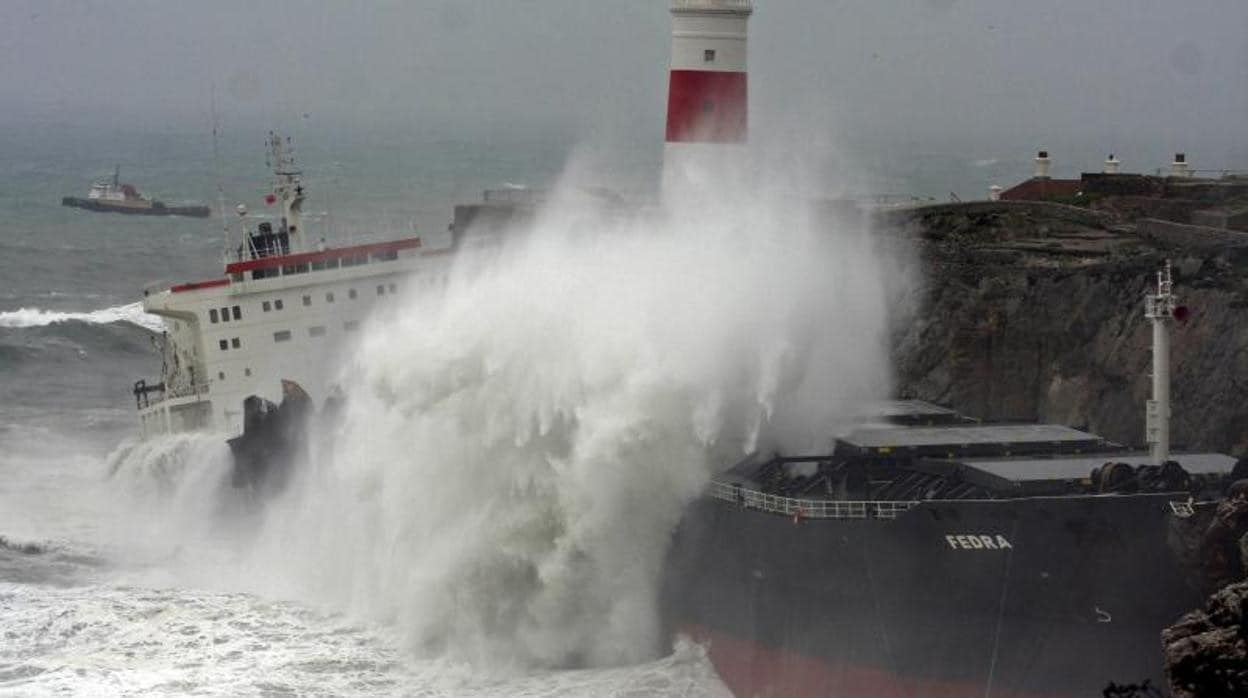 Olas provocadas por un fuerte temporal en la Bahía de Algeciras