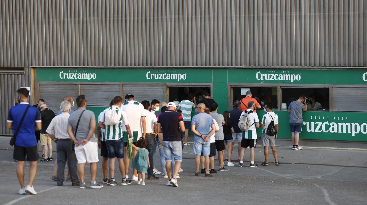 Seguidores del Córdoba CF, en las taquillas del estadio durante la pretemporada