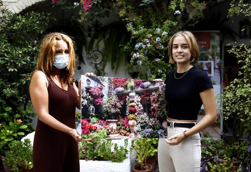 Marian Aguilar junto a Pilar Gázquez y su foto ganadora