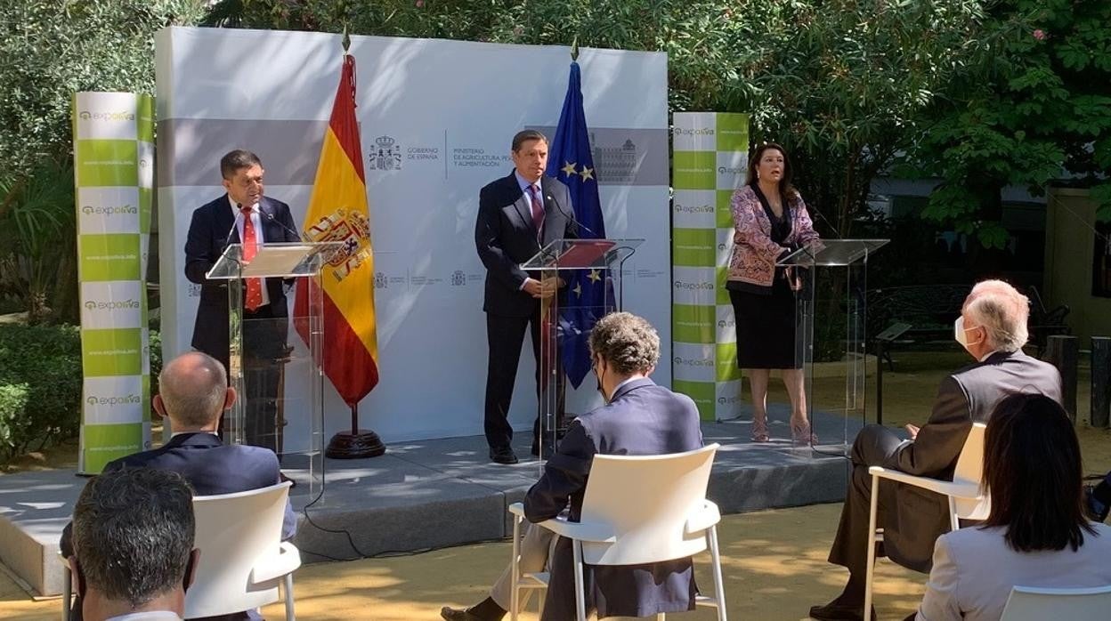 El ministro de Agricultura, Luis Planas, durante la presentación junto a Carmen Crespo y Francisco Reyes