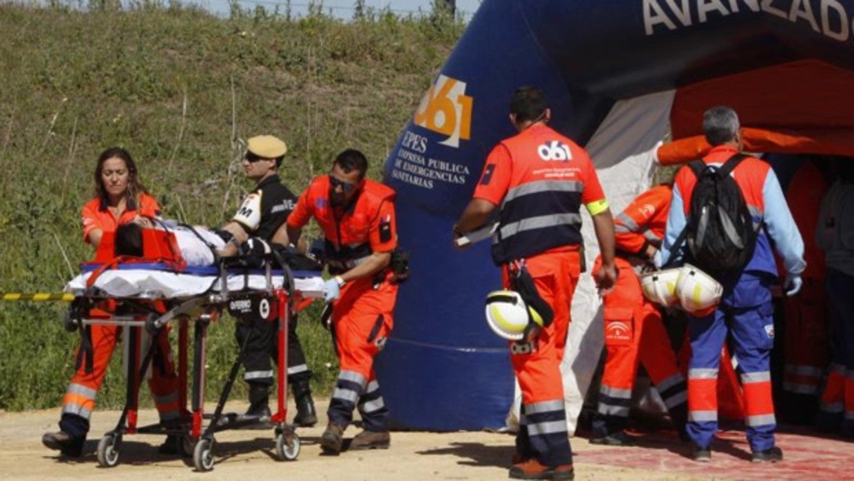 Efectivos del 062 y la UME en un simulacro de terremoto en Sevilla