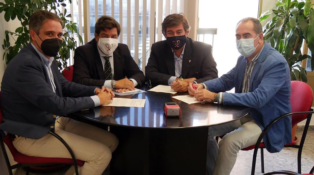 Momento de la firma entre el Ayuntamiento y el Córdoba CF