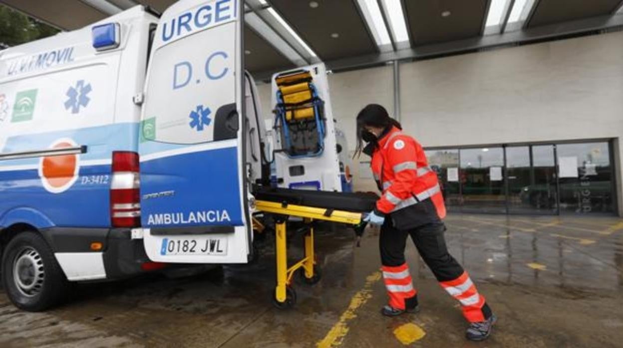 Una ambulancia en la puerta de Urgencias del Hospital Reina Sofía