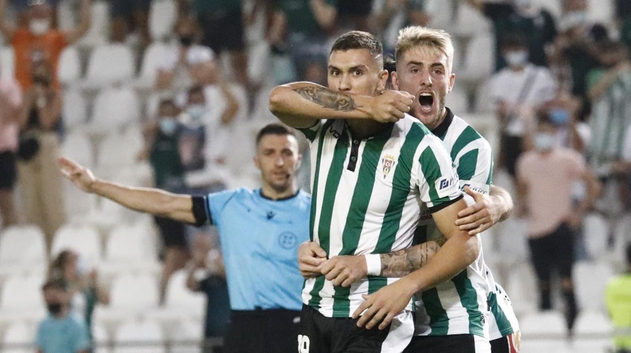 Antonio Casas y Adrián Fuentes celebran un gol en El Arcángel