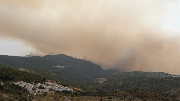 Vuelven los vecinos de cinco de los seis pueblos desalojados por el incendio de Sierra Bermeja en Málaga