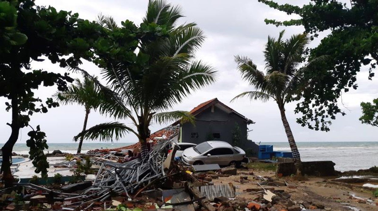 Los devastadores efectos de un maremoto en una de las islas que componen Indonesia