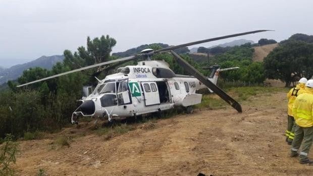 Un helicóptero choca contra un árbol en las tareas de extinción del incendio de Sierra Bermeja