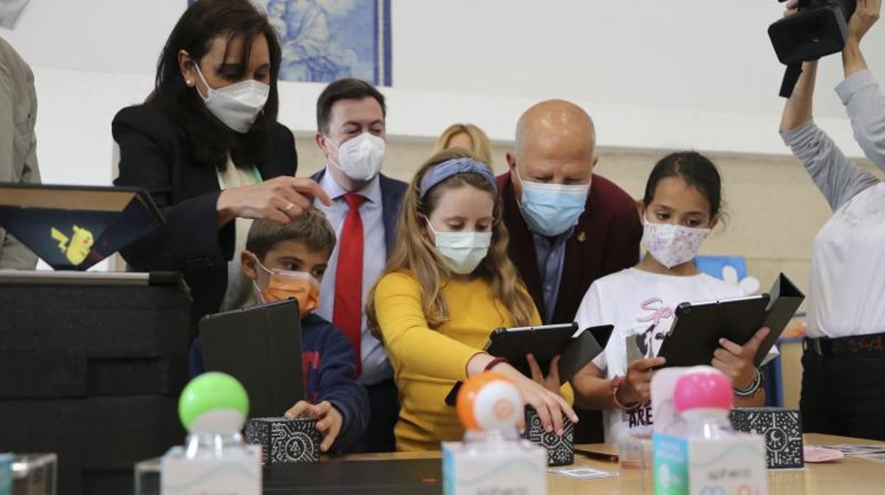 El consejero de educación Imbroda presenta un programa de competencia digital en el colegio Altos Colegios