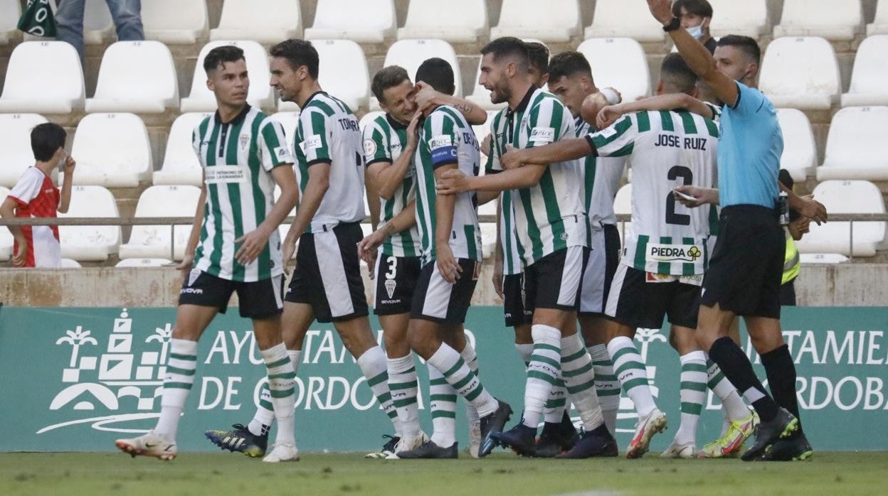 Los jugadores del Córdoba CF celebran el gol (2-1) de Miguel de las Cuevas al Cádiz B