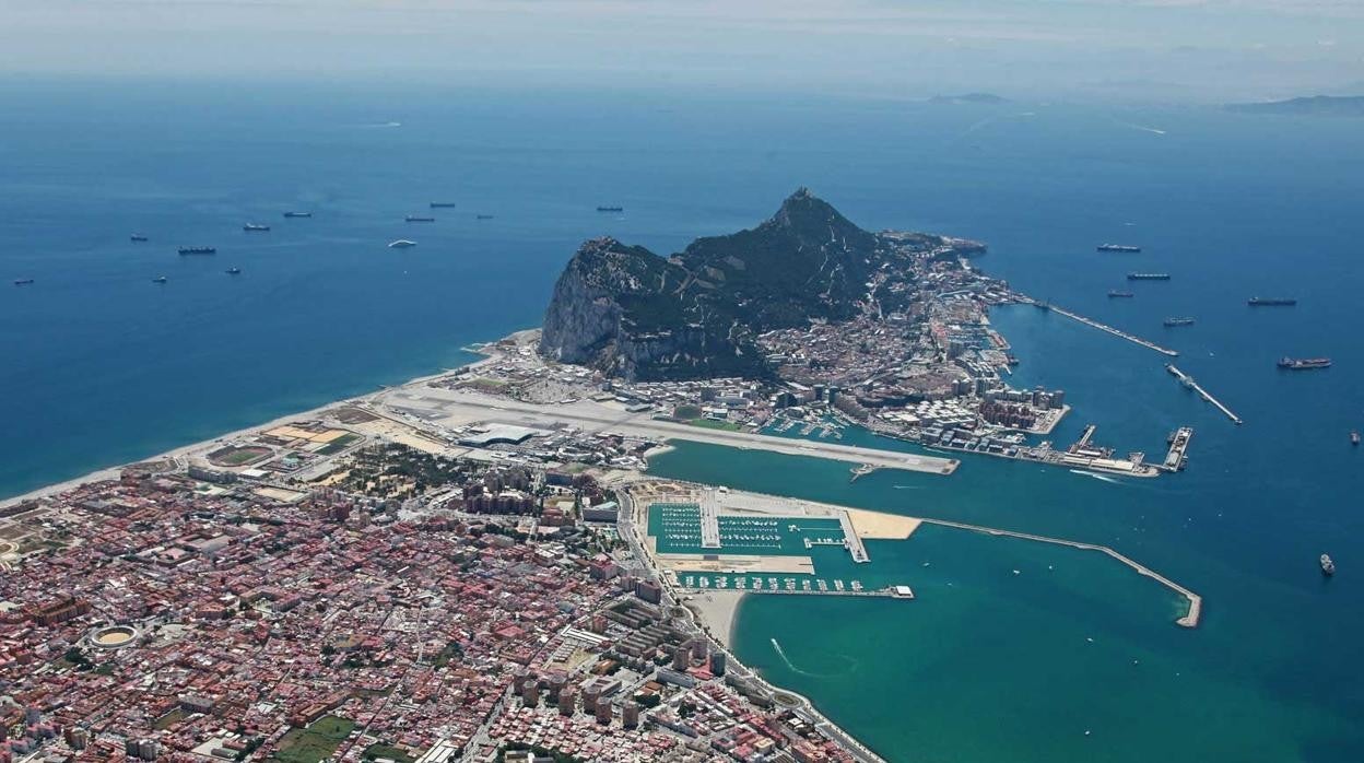 Imagen panorámica de La Línea de la Concepción con Gibraltar al fondo