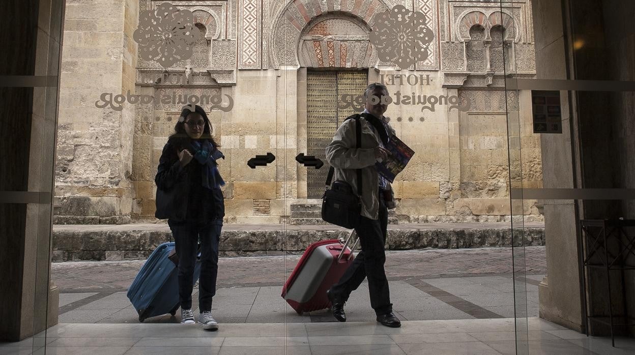 Dos personas se dirigen a un hotel de Córdoba