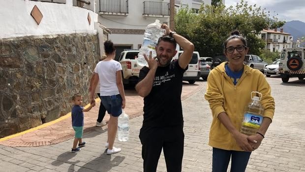 Vuelta de los desalojados en Genalguacil: «Las cenizas nos han dejado sin agua en el pueblo»