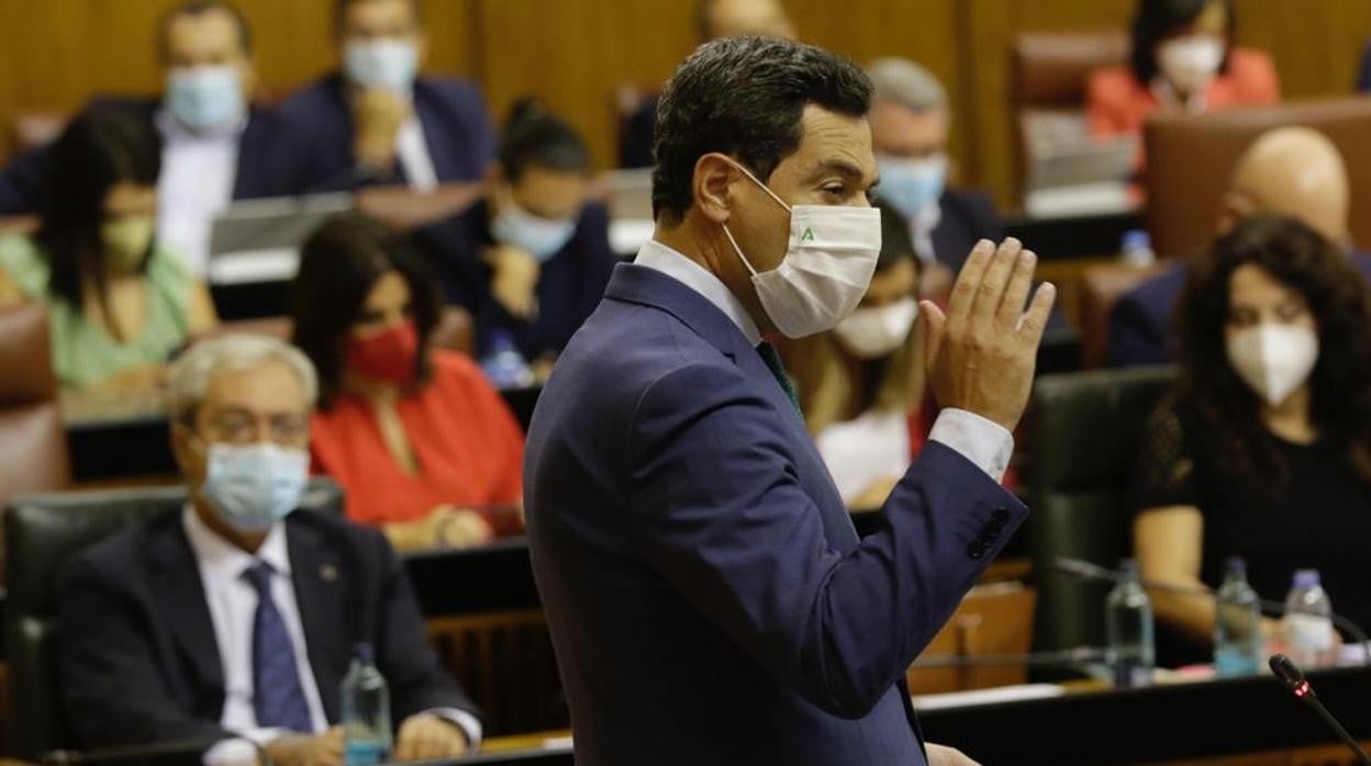 El presidente andaluz, Juanma Moreno, durante la sesión de control en el Parlamento este jueves