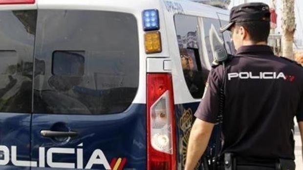 Anulan la sanción a un policía nacional de Huelva por insultar a un mando en una conversación privada