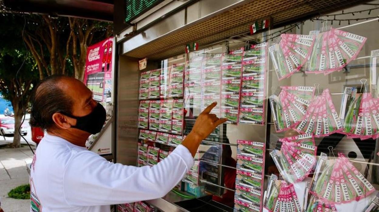 Un hombre compra lotería en un punto de venta