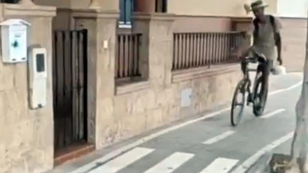 Una vecina de Almería queda atrapada en casa por un carril bici y el ayuntamiento le pone un paso de peatones