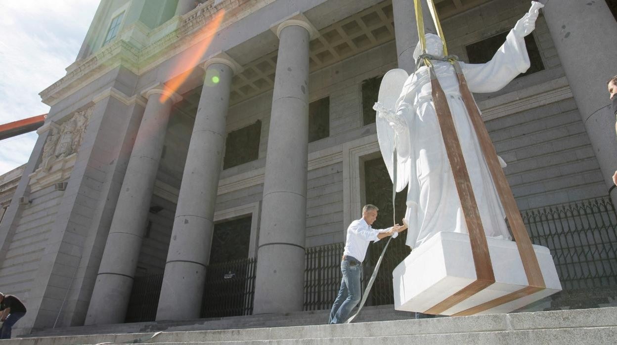 Llegada a la Catedral de la Almudena de Madrid de obras de Marco Augusto Dueñas