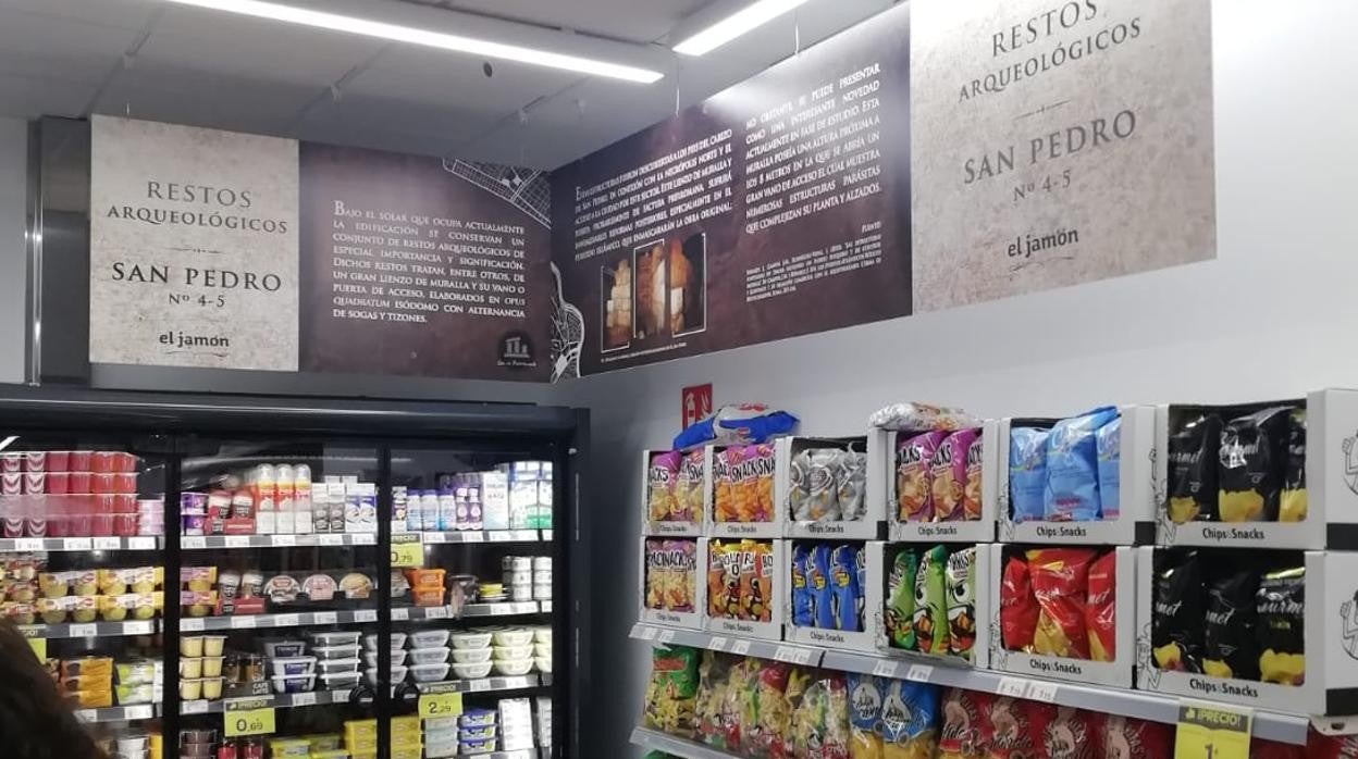 Cartel explicativo de los restos que pueden verse en el supermercado onubense