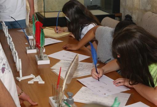 Taller de niños en el archivo histórico