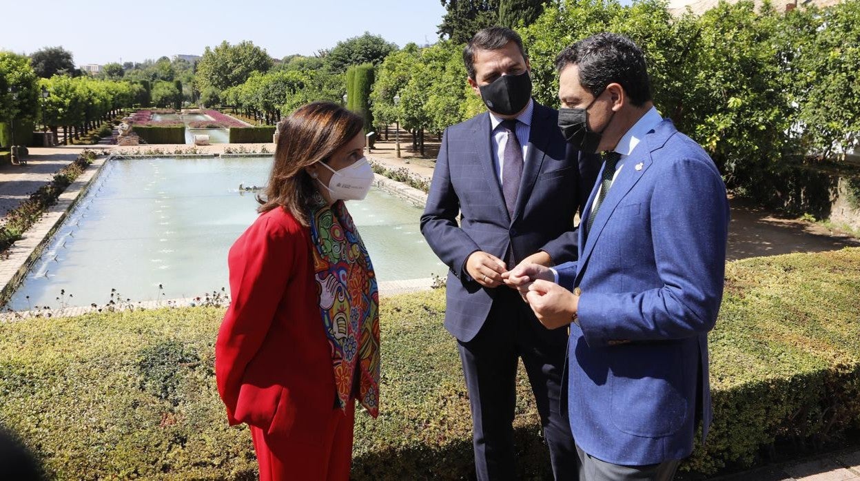 La ministra de Defensa, el alcalde y el presidente de la Junta, ayer dialogando antes de la firma de los acuerdos